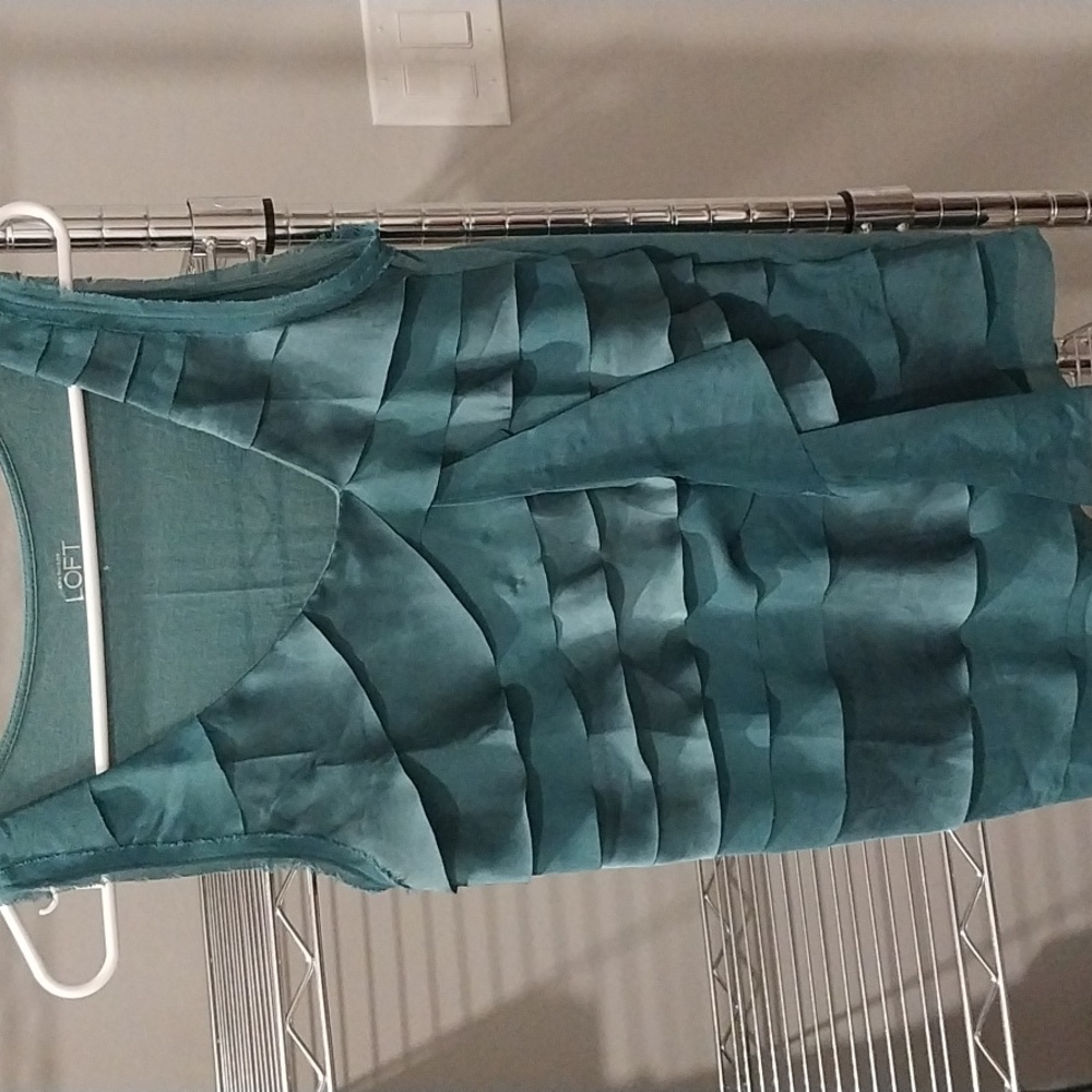 Loft ruffle front top euc